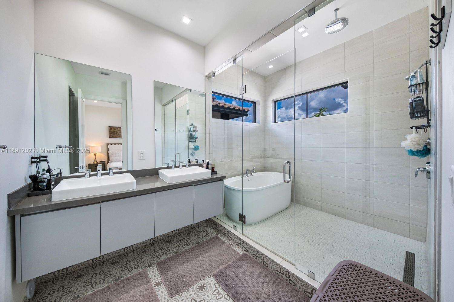 DOWNTOWN DORAL SOUTH PHAS - Residential