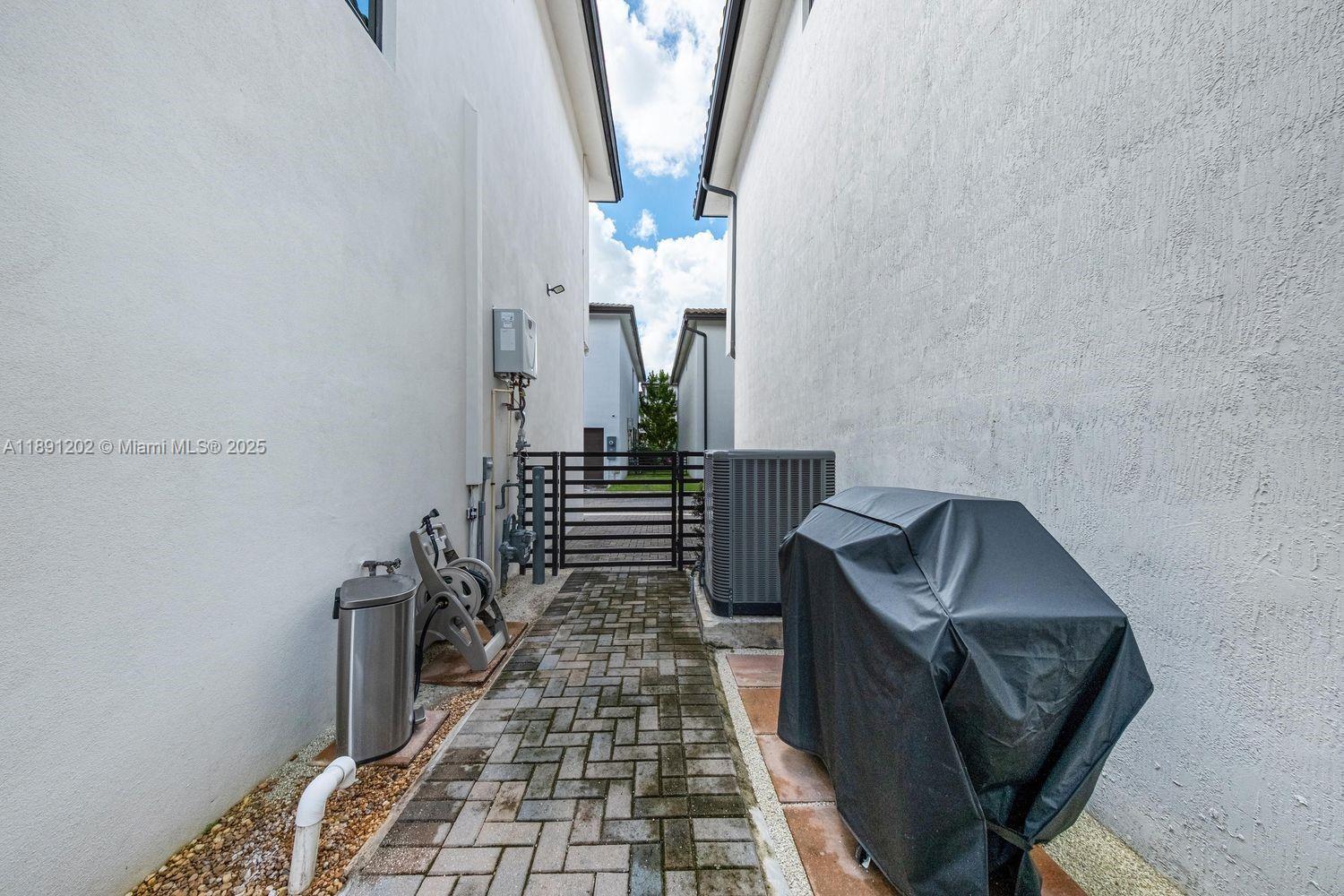 DOWNTOWN DORAL SOUTH PHAS - Residential