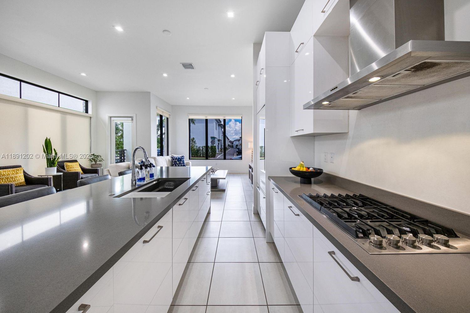 DOWNTOWN DORAL SOUTH PHAS - Residential