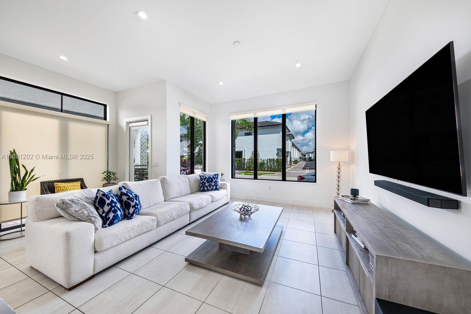 DOWNTOWN DORAL SOUTH PHAS - Residential