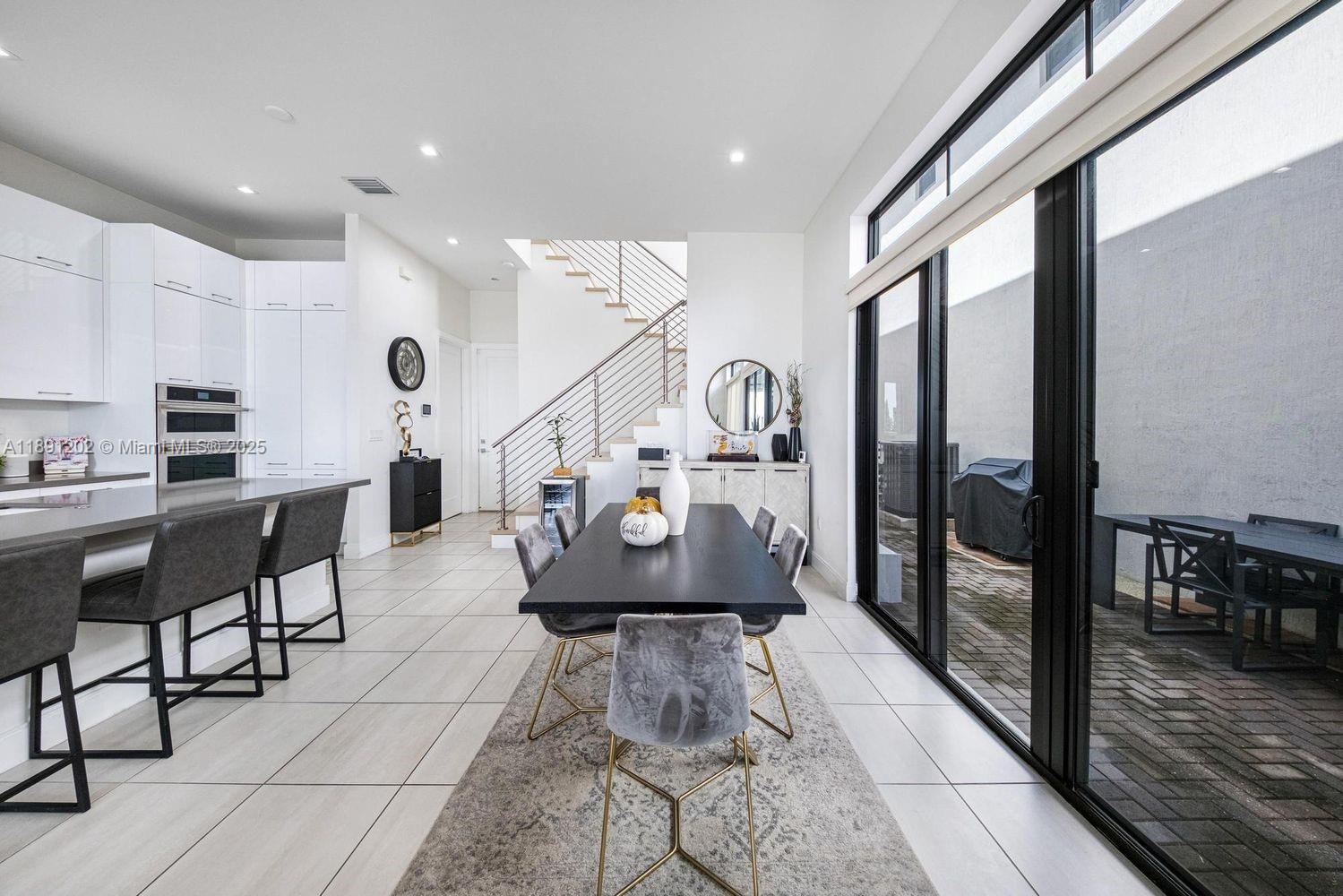 DOWNTOWN DORAL SOUTH PHAS - Residential
