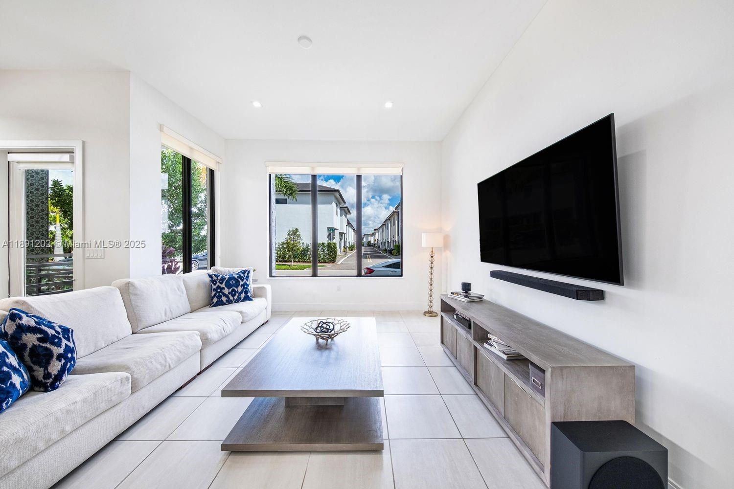 DOWNTOWN DORAL SOUTH PHAS - Residential