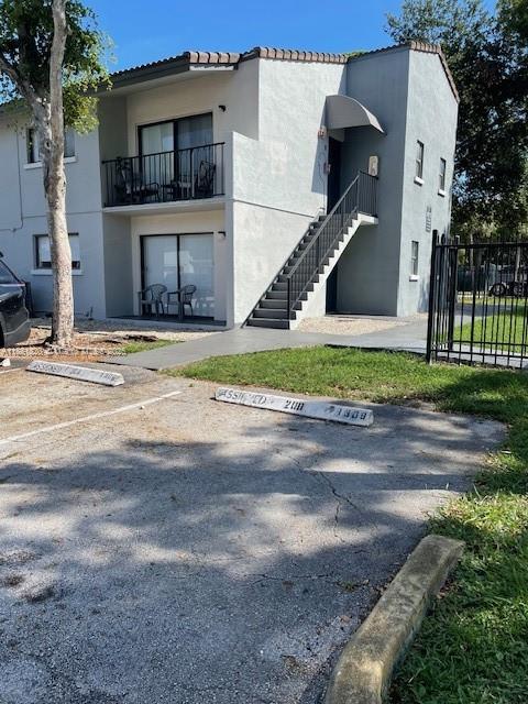 Beautiful one-bedroom, one-bathroom condo in a private gated community of Villa Bellini.Great amenities Jacuzzi, Tennis Court, pool, Gym,Racquetball courts, and a security guard on site. All this near shopping malls and easy access to major highways. No pets allowed.