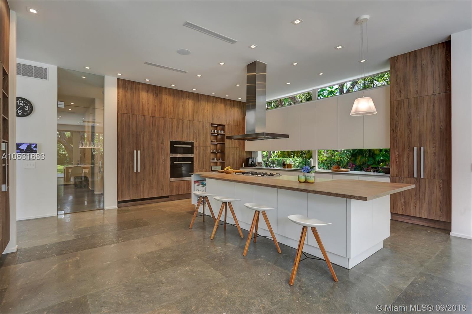 TOWN & RANCH ESTS - Residential