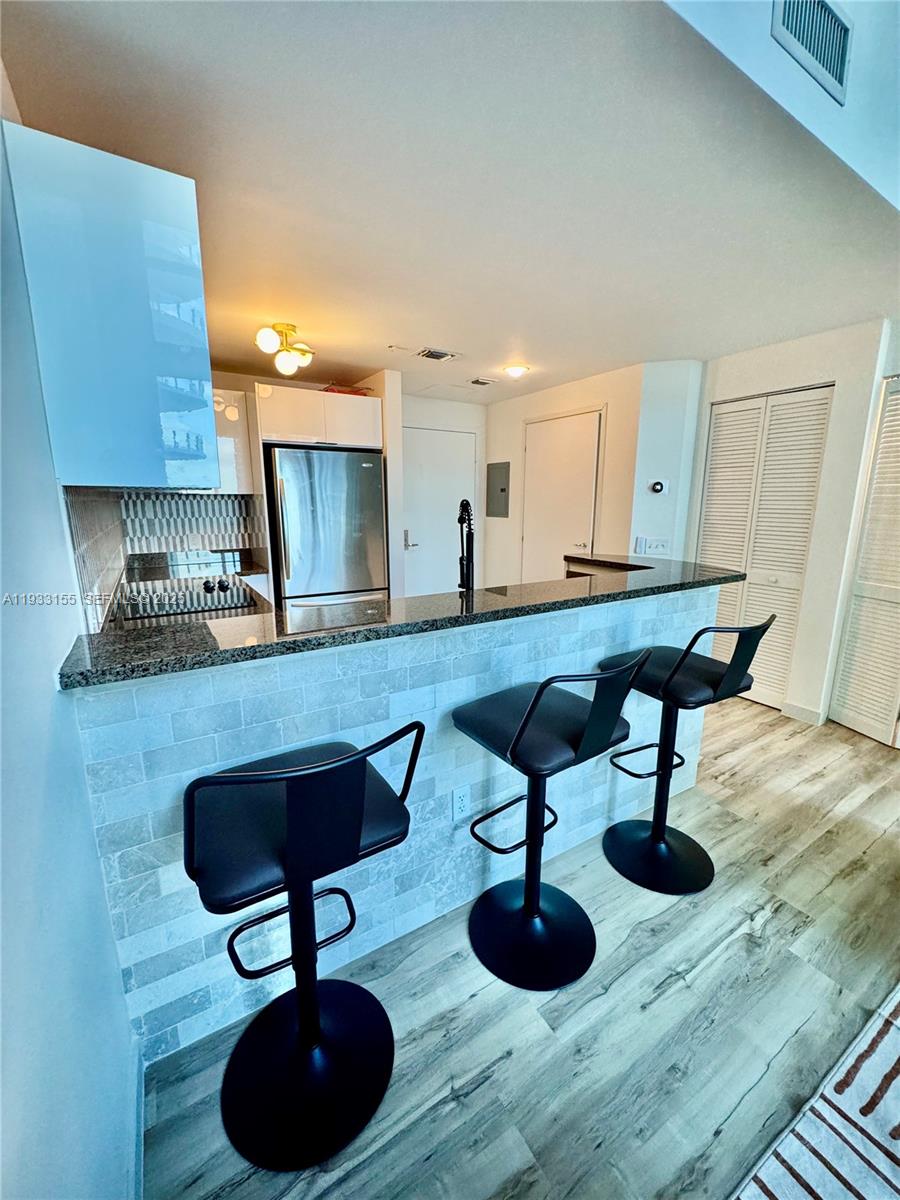 MET 1 CONDO - Residential Lease