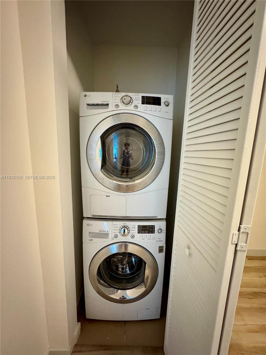 MET 1 CONDO - Residential Lease