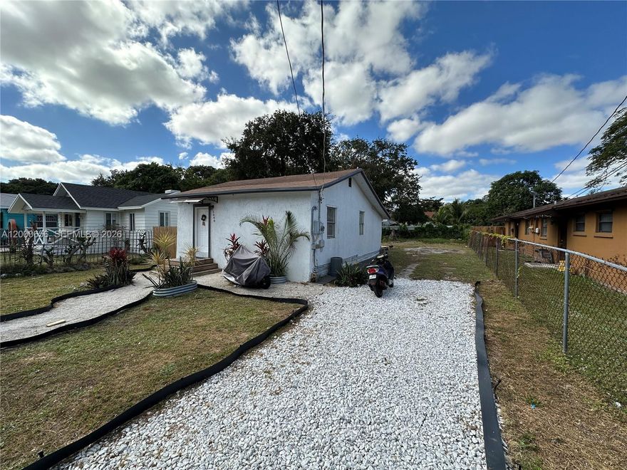 FULL AND PRIVATE SINGLE FAMILY HOUSE FOR RENT. 2 BEDROOMS AND 2 FULL BATHROOMS. 3 CAR PARKING SPACES INSIDE THE PROPERTY. WASHER AND DRYER. WATER INCLUDED WITH RENT. ONLY 2 MONTHS TO MOVE IN. FIRST MONTH AND ONE MONTH RENT DEPOSIT. CREDIT AND BACKGROUND CHECK REQUIRED BY LANDLORD. PETS ALLOWED (NON REFUNDABLE FEE). VACANT AND EASY THO SHOW. TEXT AGENT OR USE SHOWING TIME.