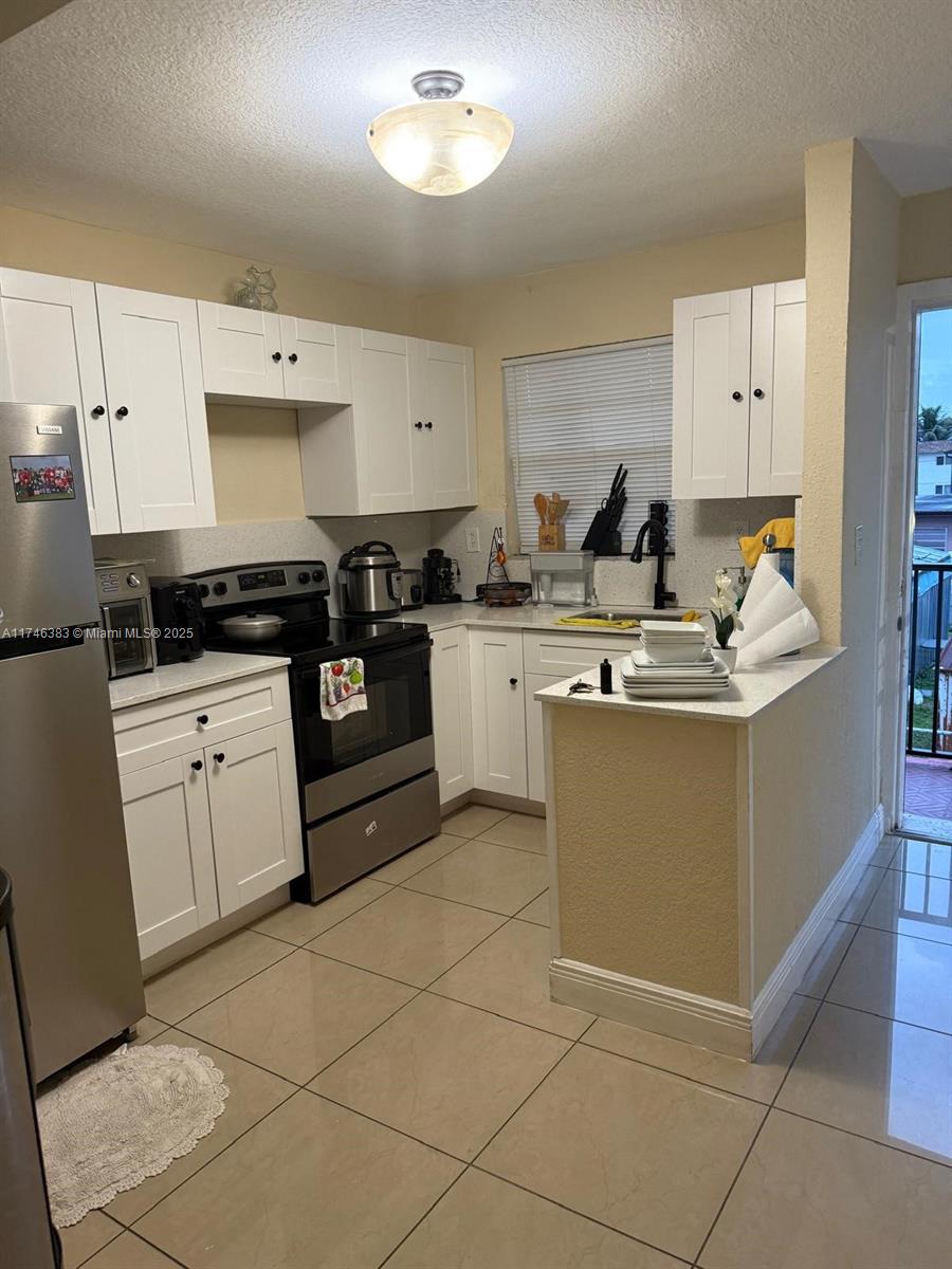 Property for Sale at 1000 W 28th St 8, Hialeah, Miami-Dade County, Florida - Bedrooms: 2 
Bathrooms: 2  - $225,000