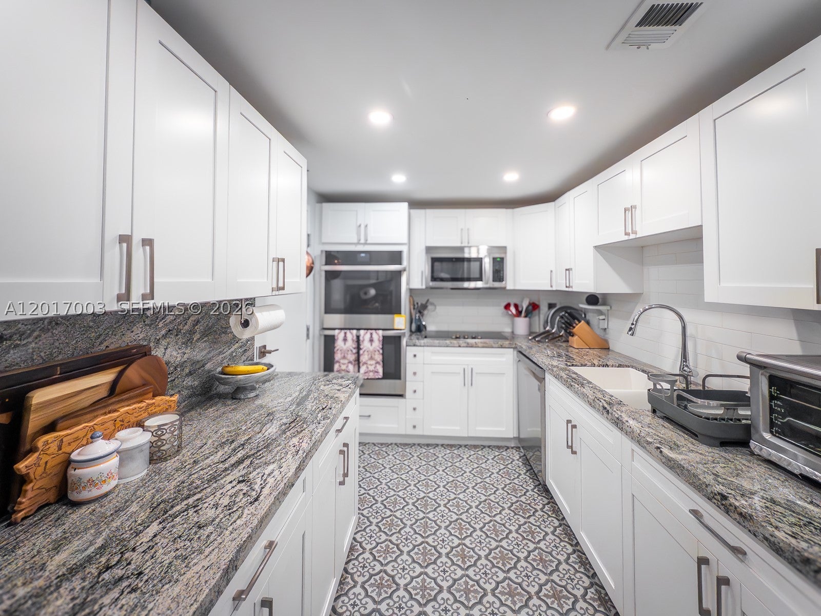 90 Edgewater Dr 114