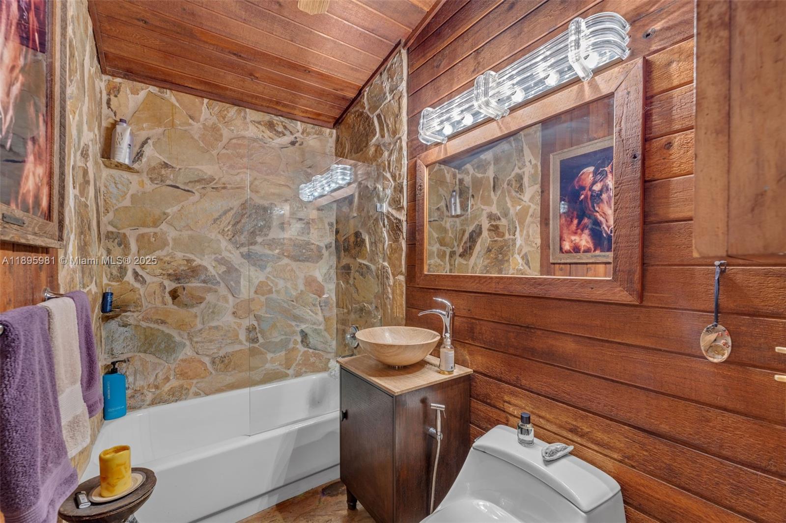 4.87 AC REDLAND ESTATE - Residential