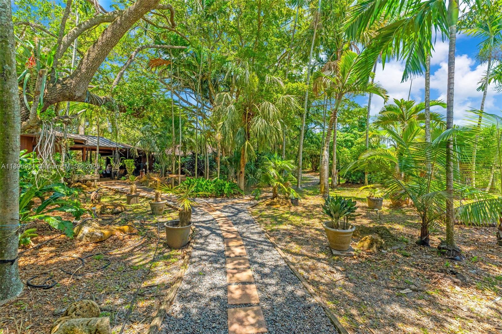4.87 AC REDLAND ESTATE - Residential