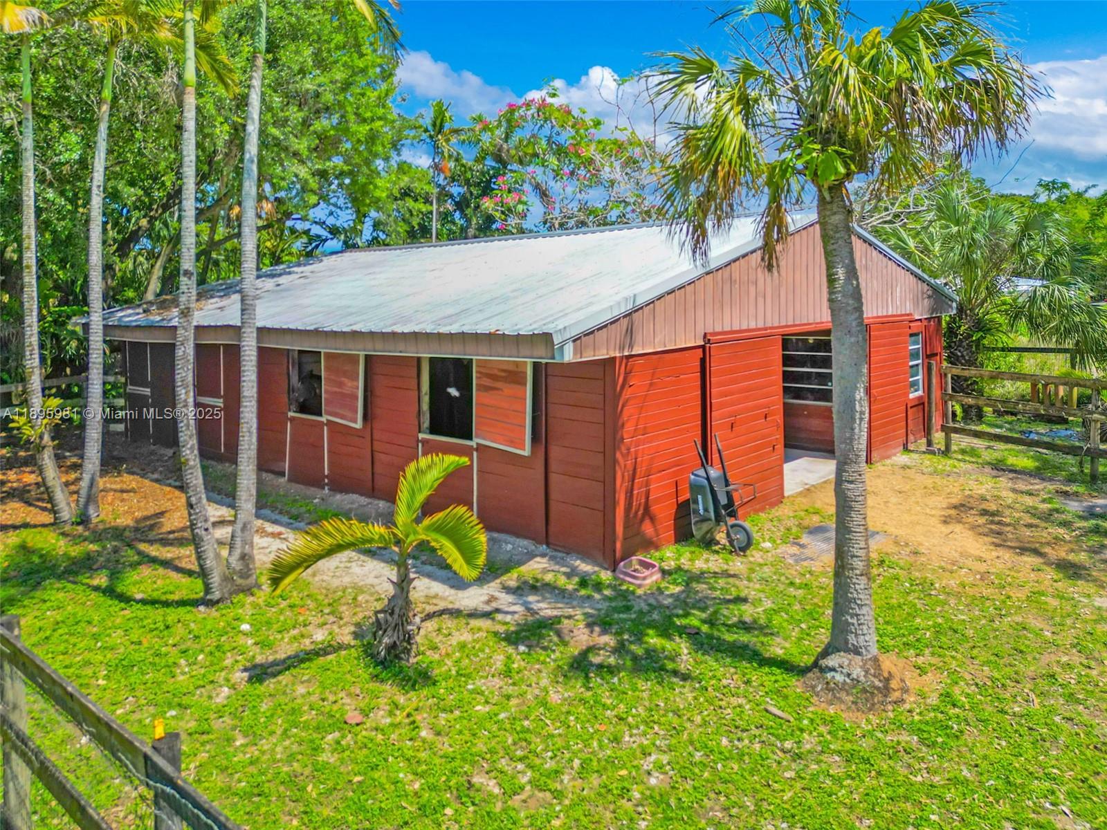 4.87 AC REDLAND ESTATE - Residential