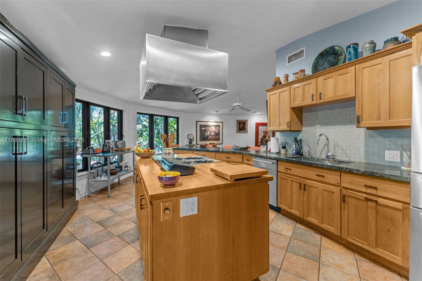 4.87 AC REDLAND ESTATE - Residential