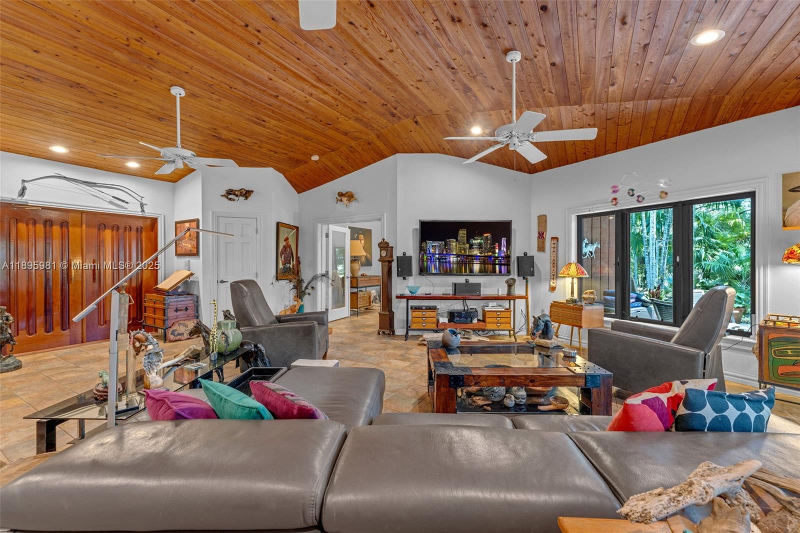 4.87 AC REDLAND ESTATE - Residential