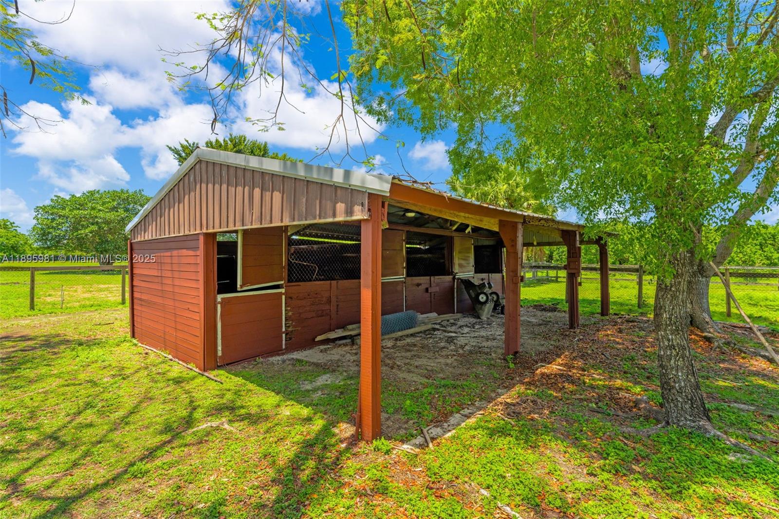 4.87 AC REDLAND ESTATE - Residential