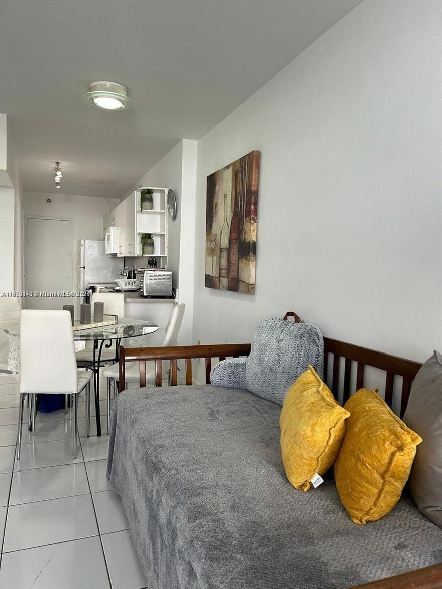 GREAT INVESTMENT OPPORTUNITY.NICE JR STUDIO WITH BALCONY AT THE FAMOUS DECOPLAGE BUILDING WITHIN WALKING DISTANCE OF THE BEACH AND THE MOST TRENDY RESTAURANTS AND PLACES IN SOUTH BEACH. WHERE LINCOLN RD MEETS THE OCEAN, ACROSS FROM THE RITZ CARLTON AND NEXT TO THE LOWES HOTEL. BUILDING AMENITIES INCLUDE POOL,GYM,RECREATION ROOM,LAUNDRY ROOM ON EACH FLOOR. 30 DAYS MINIMUM RENTAL. 12 TIMES A YEAR