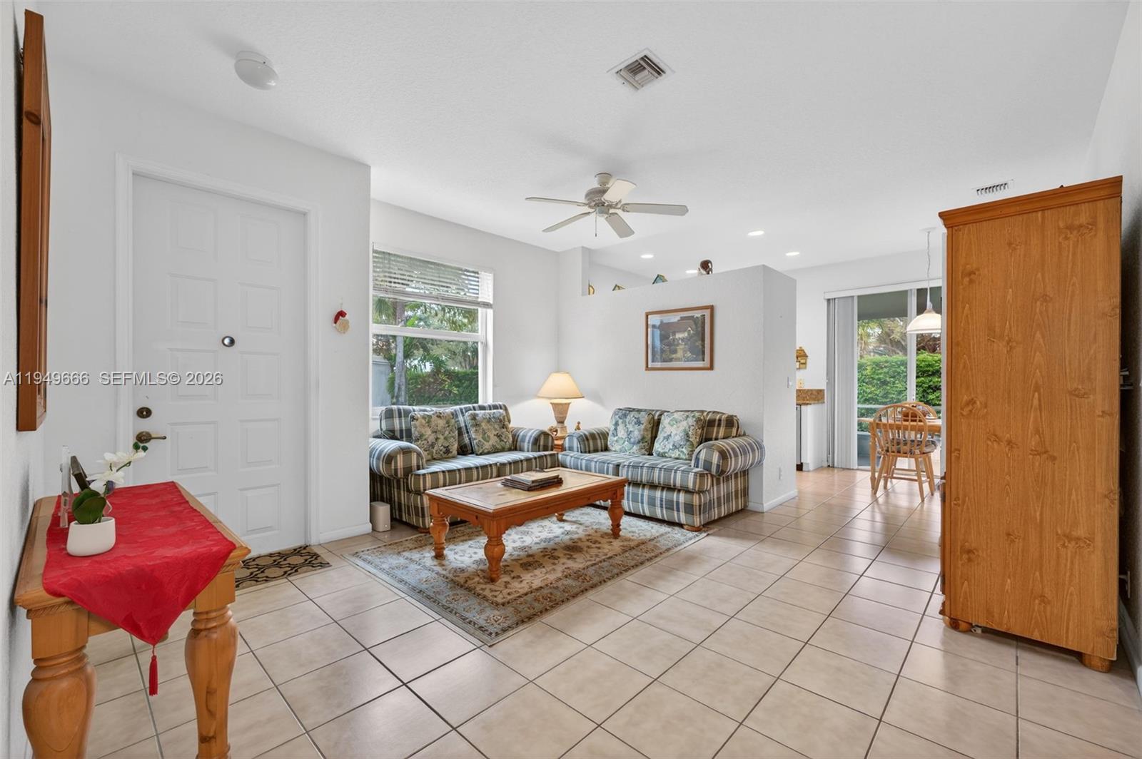 11641 NW 47th Dr, Coral Springs, FL, 33076/$399,000 4 11641 NW 47th Dr