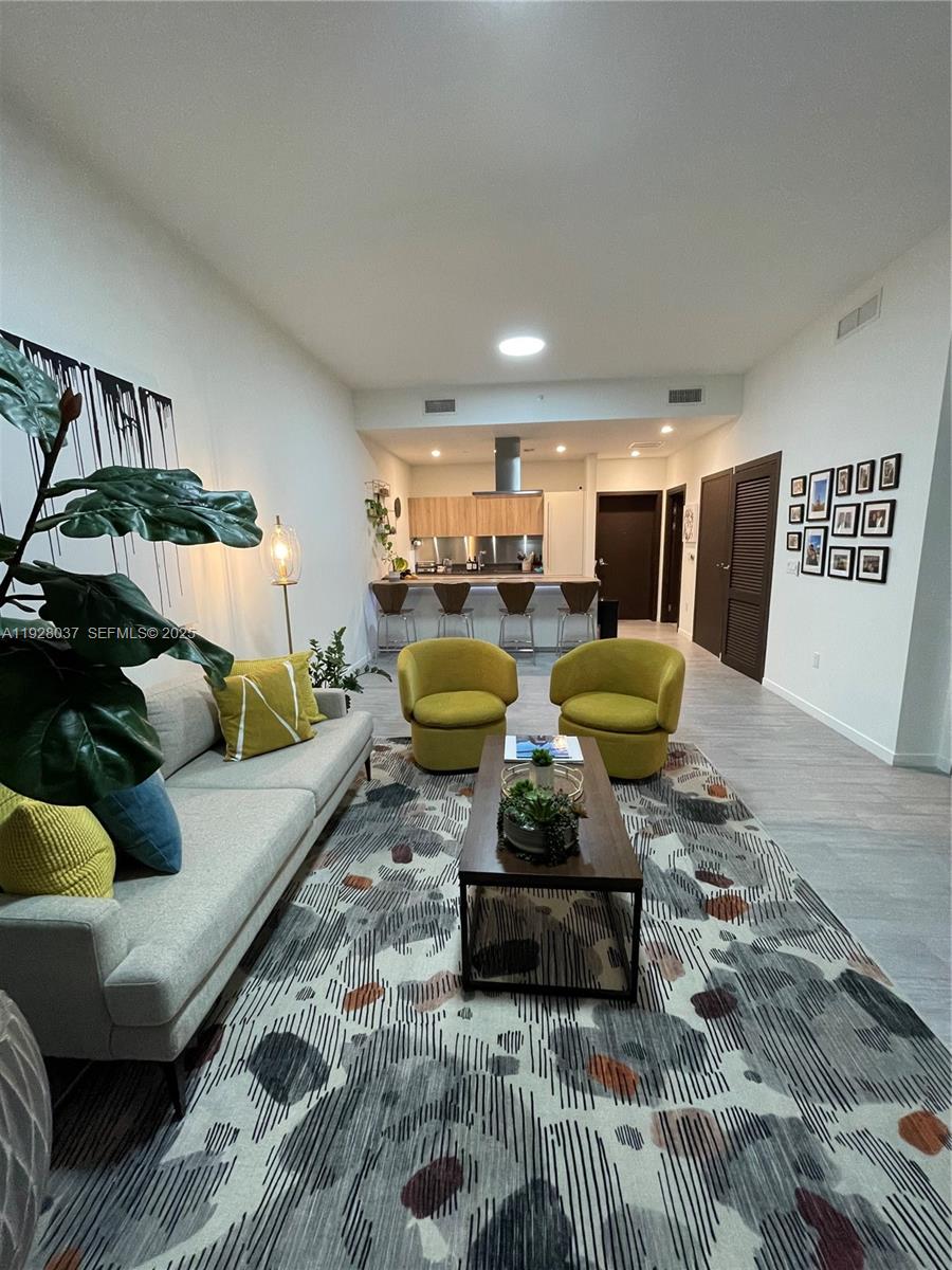 1000 Brickell Plz 1811