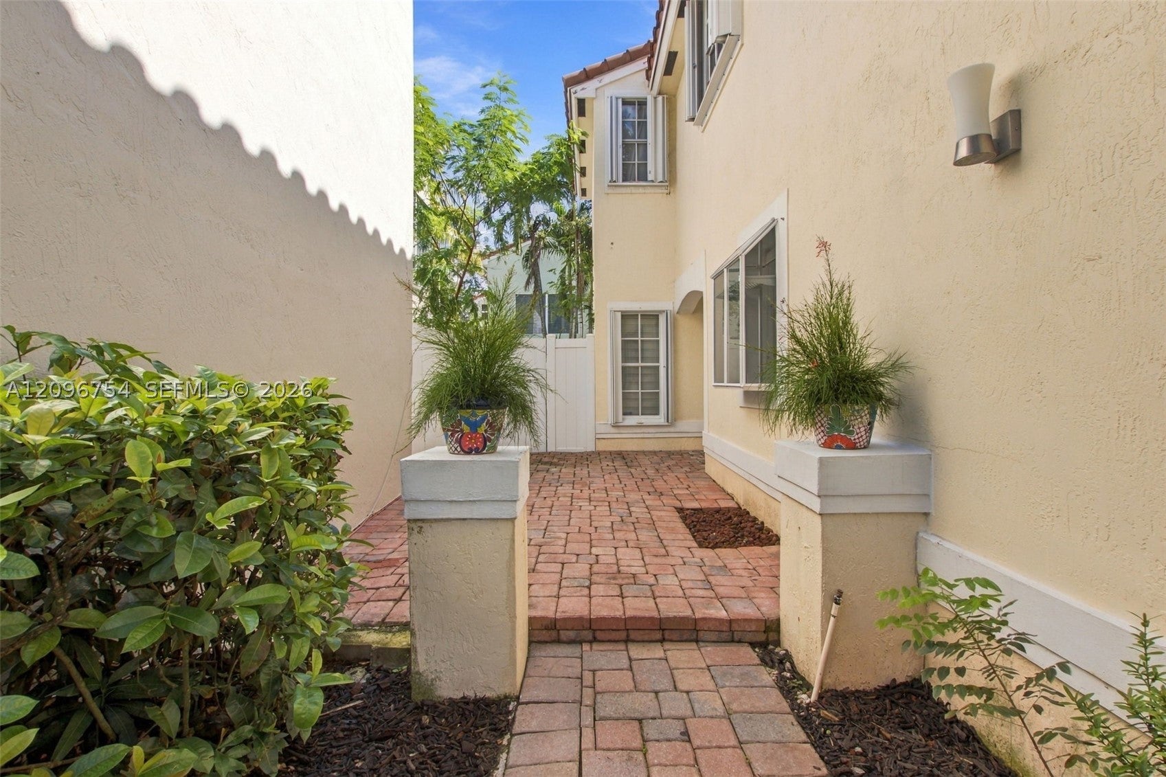 967 Azure Ln