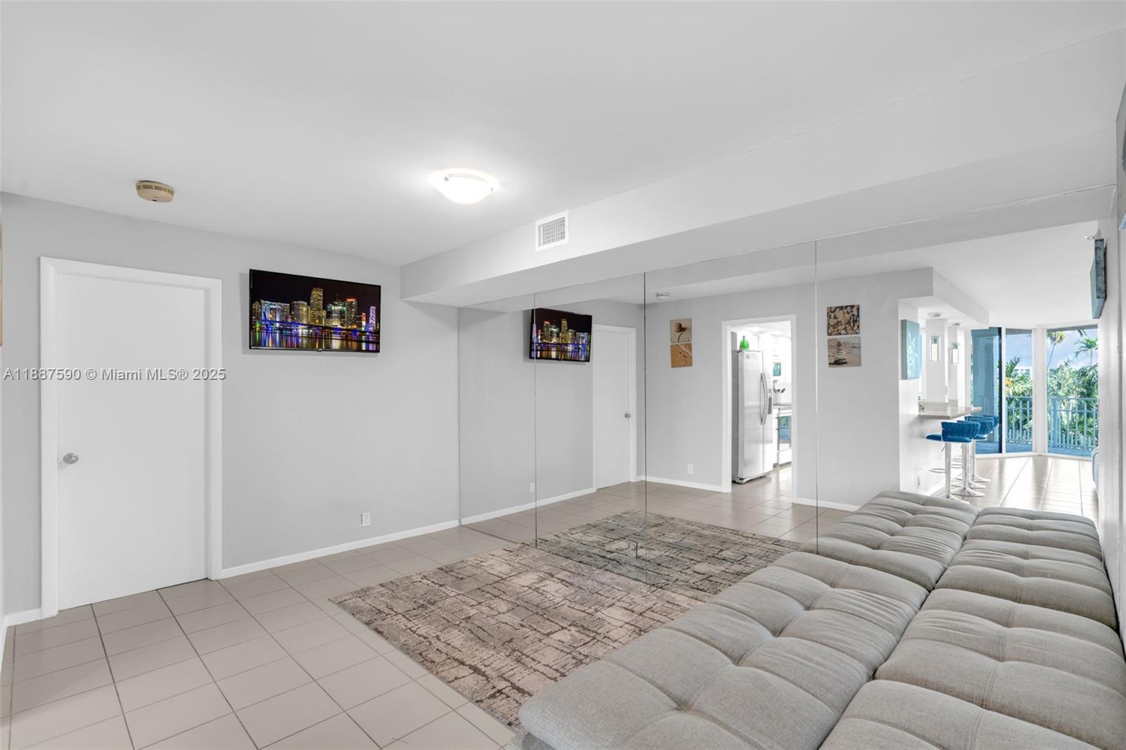 TOWERS OF QUAYSIDE CONDO - Residential