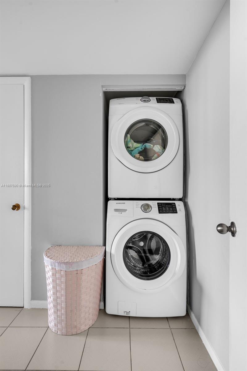 TOWERS OF QUAYSIDE CONDO - Residential