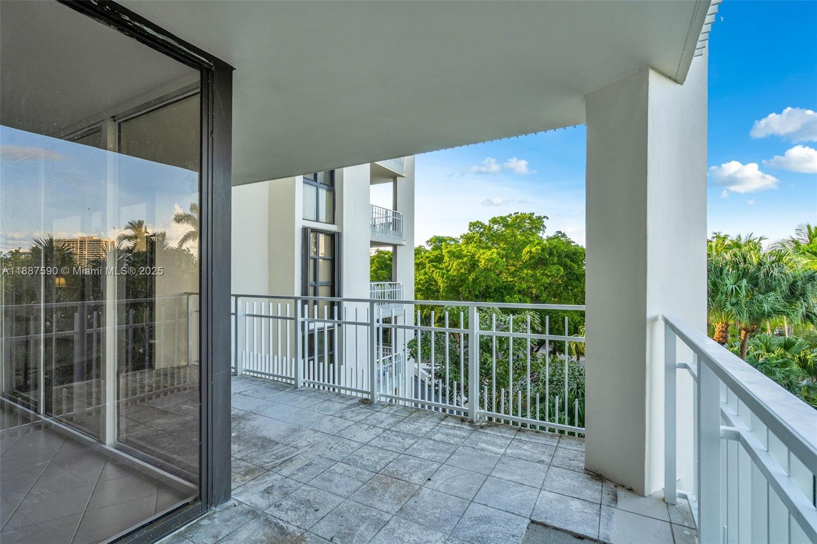 TOWERS OF QUAYSIDE CONDO - Residential