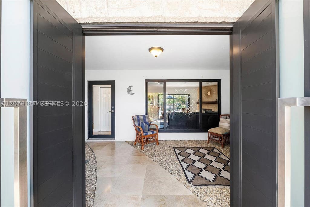 Photo of 3700 W Park Rd, Hollywood, FL 33021 (MLS # A12070127)