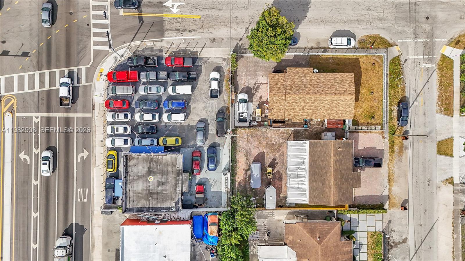 Main image without alt text