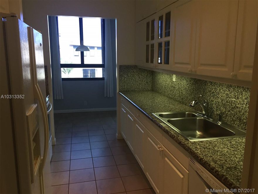 No rental renewal commissions.
Spacious corner penthouse apartment, RARE 3 BEDROOM, 2 BATHROOM LAYOUT
CORNER UNIT, 
TONS OF LIGHT: THREE EXPOSURES.
2 BALCONIES, 1 DECK
FULL PRIVACY, NO DIRECT NEIGHBORS
2 PARKING SPACES
No rental renewal commissions.