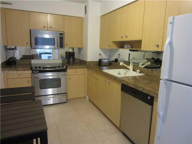 Ocean view 1 bedroom 1 bath, oceanfront building with pool and gym.
Enjoy the beautiful ocean life at a great price!!!Unit is very large with over 900 sq ft and tile floors trough out.Valet parking.Can be rented 12 times per year.
Tenant in place until September 15, 2025.
Please, 48 hours showing requests.