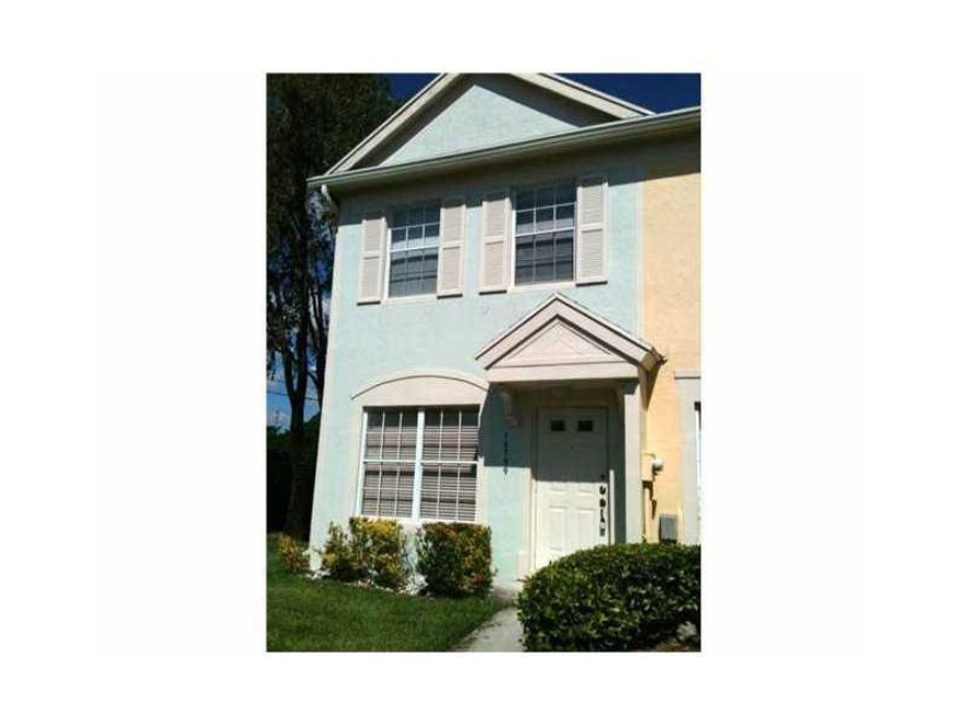 **CORNER TOWNHOUSE WITH 2 BEDROOMS AND 2 AND 1/2 BATHROOMS. TILE DOWNSTAIRS AND CARPET IN BEDROOMS. ALMOST NEW ALL APPLIANCES. RELAXING VIEW TO CANAL. EXCELLENT A SCHOOLS.