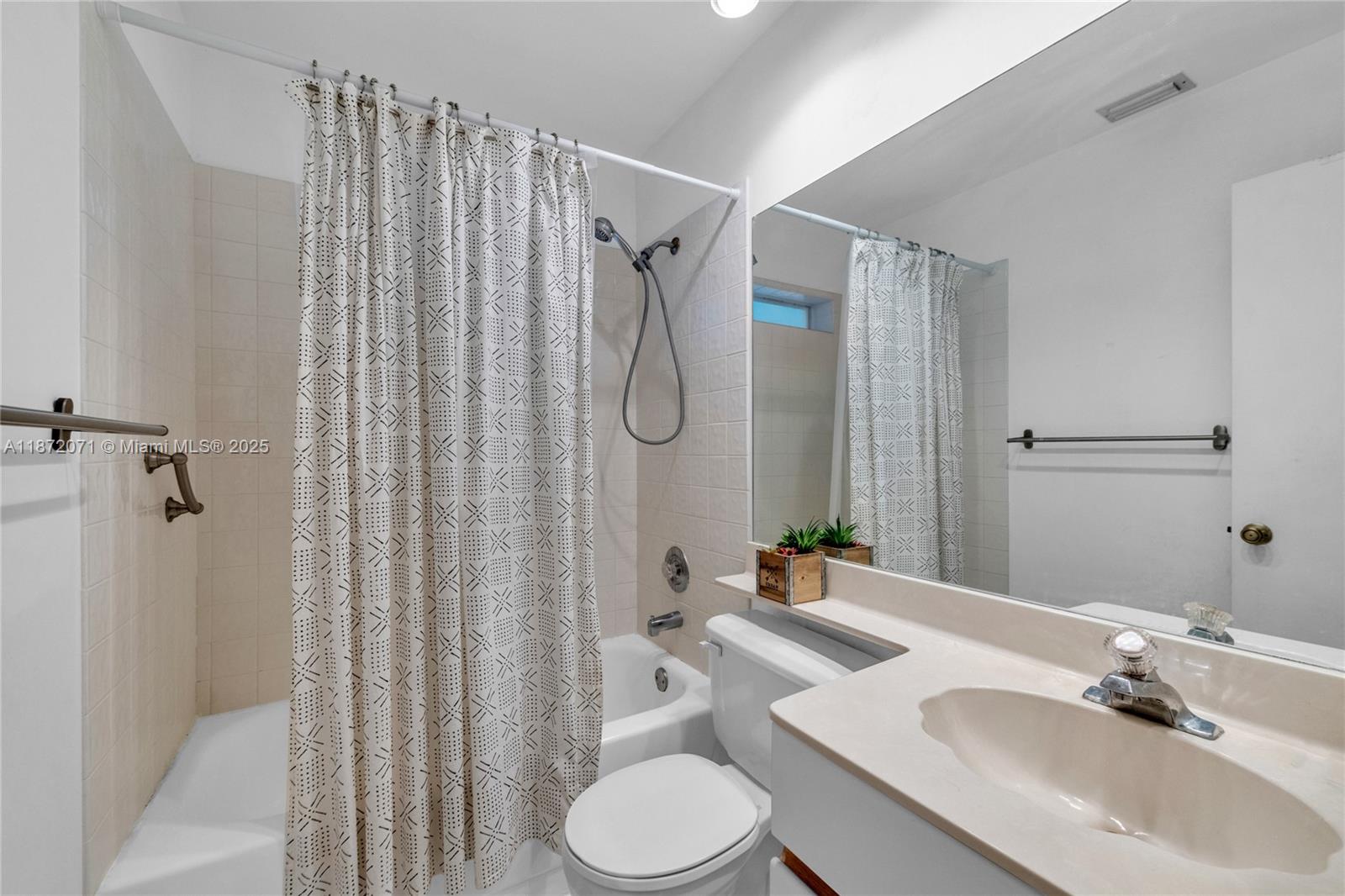 COUNTRY ISLES GARDEN HOMES - Residential