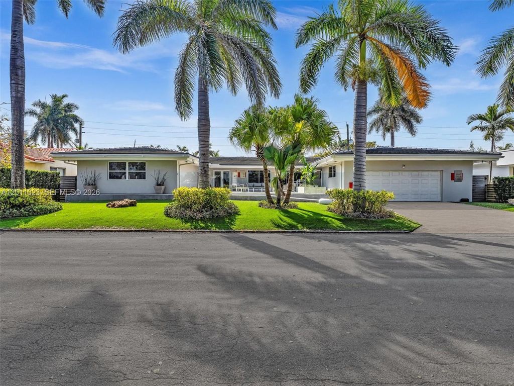 Photo of 840 S Southlake Dr #0, Hollywood, FL 33019 (MLS # A12011023)