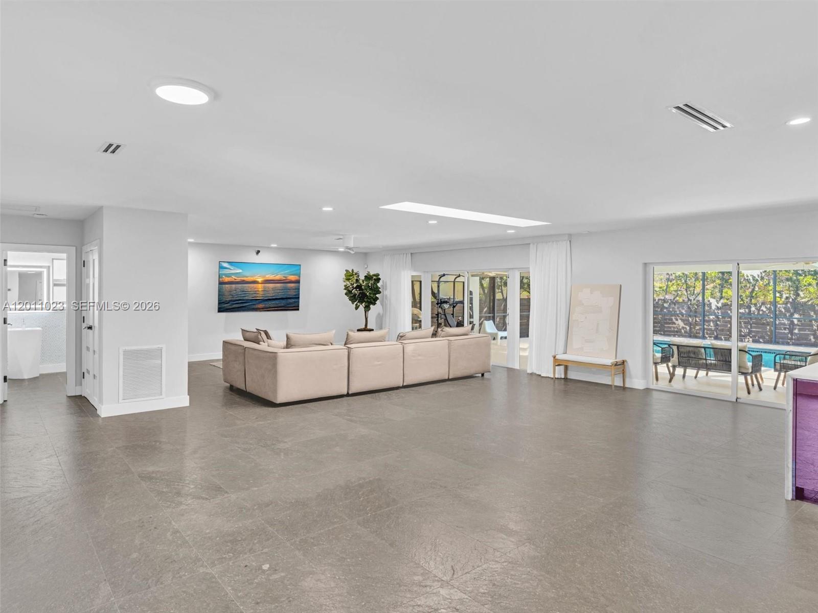 HOLLYWOOD LAKES SECTION - Residential Lease
