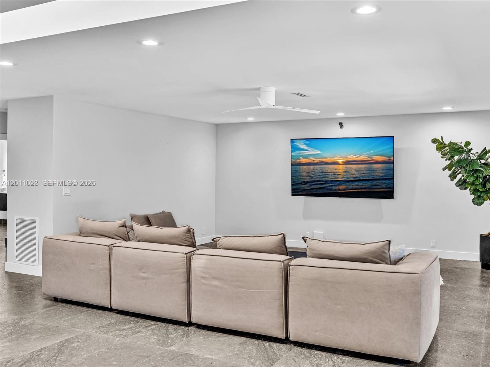 HOLLYWOOD LAKES SECTION - Residential Lease