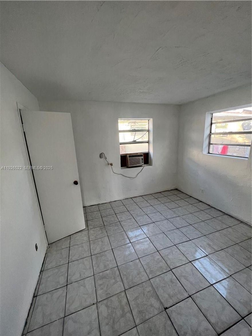 Spacious 1/1 open concept with great natural lighting, feel right at home with a lovely living room perfect for entertaining your guest; plus a decent size kitchen! Great size room with a wonderful size closet! MOVE IN READY RAPPID APPROVAL. WATER AND SEWER INCLUDED!!