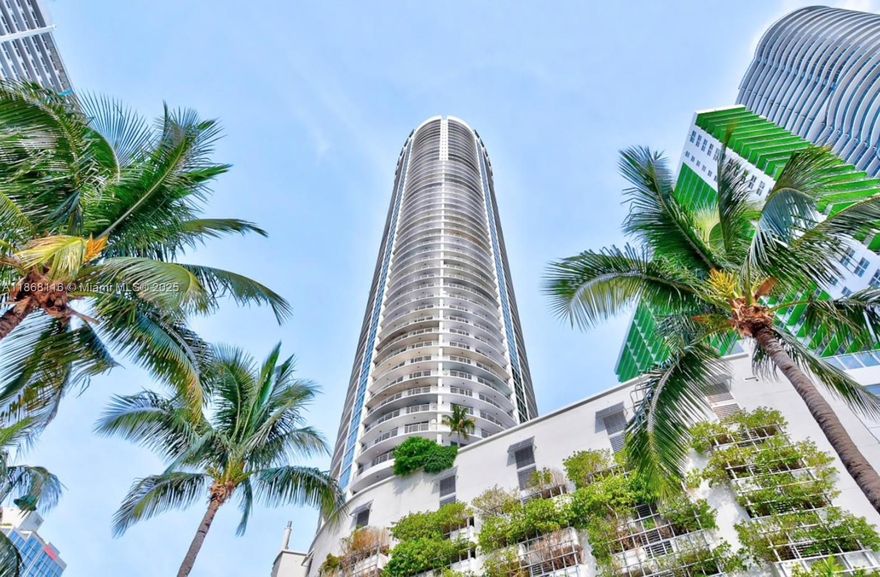 Amazing Unit. Tile floors throughout, stainless steel appliances. Close to Margaret Pace Park, supermarkets,
banks, restaurants, metro mover and bus station. Minutes to Midtown Shopping center, Wynwood and The Design
District. 24hr concierge and Valet .