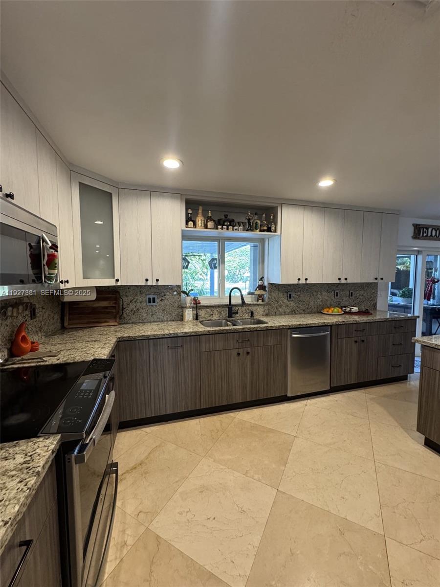 THE RESERVE AT DORAL - Residential Lease