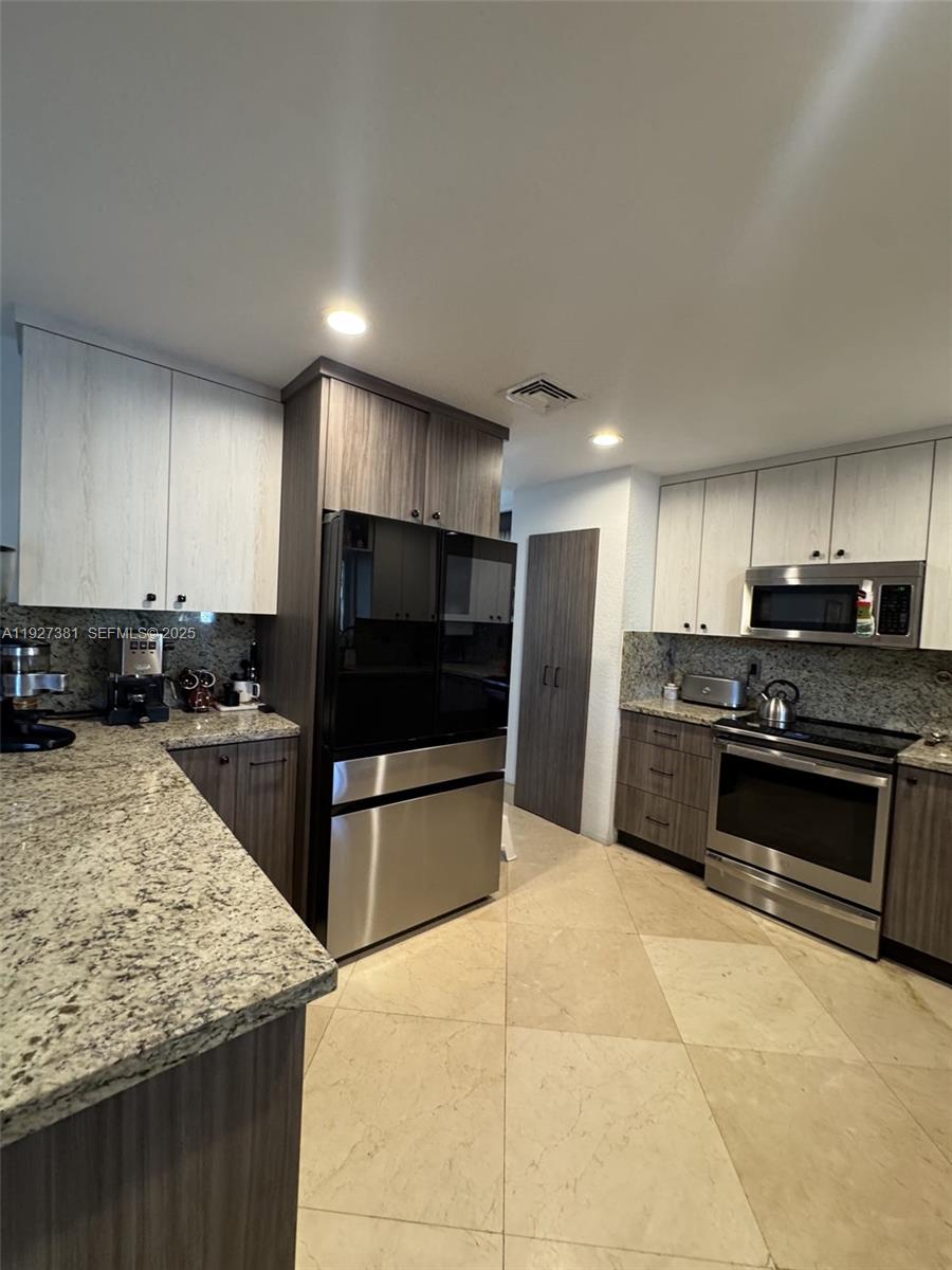 THE RESERVE AT DORAL - Residential Lease