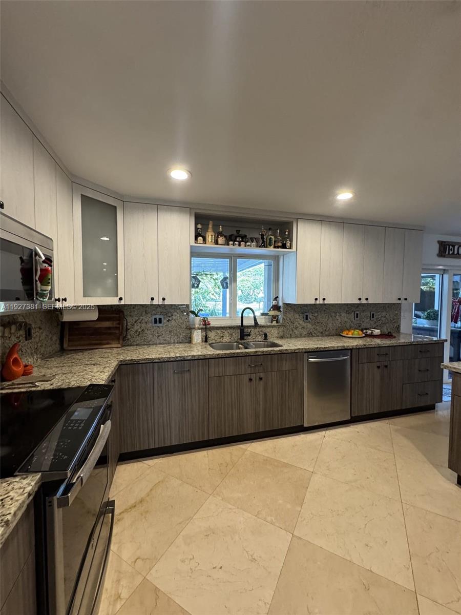 THE RESERVE AT DORAL - Residential Lease