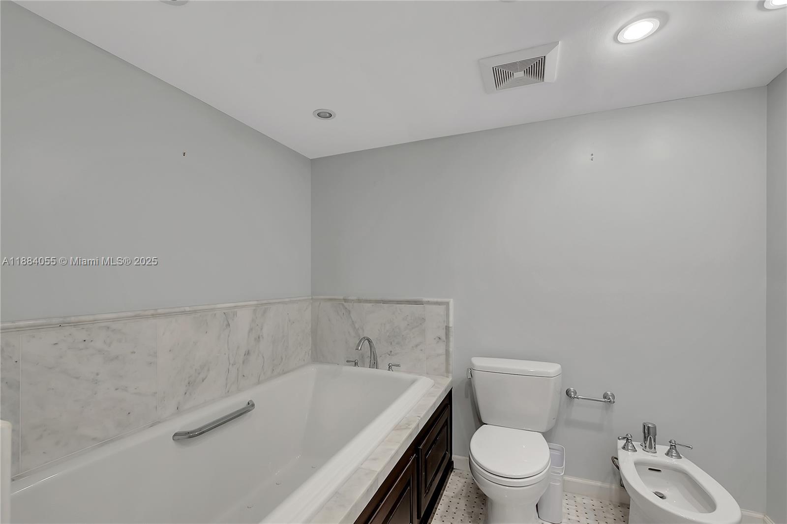 GALERIA CONDO - Residential Lease