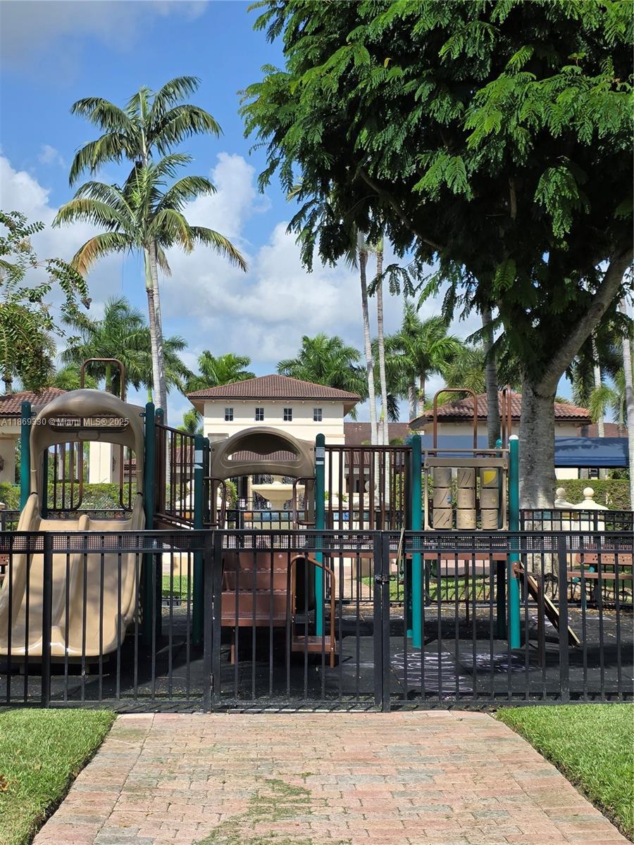 COURTS AT TUSCANY - Residential