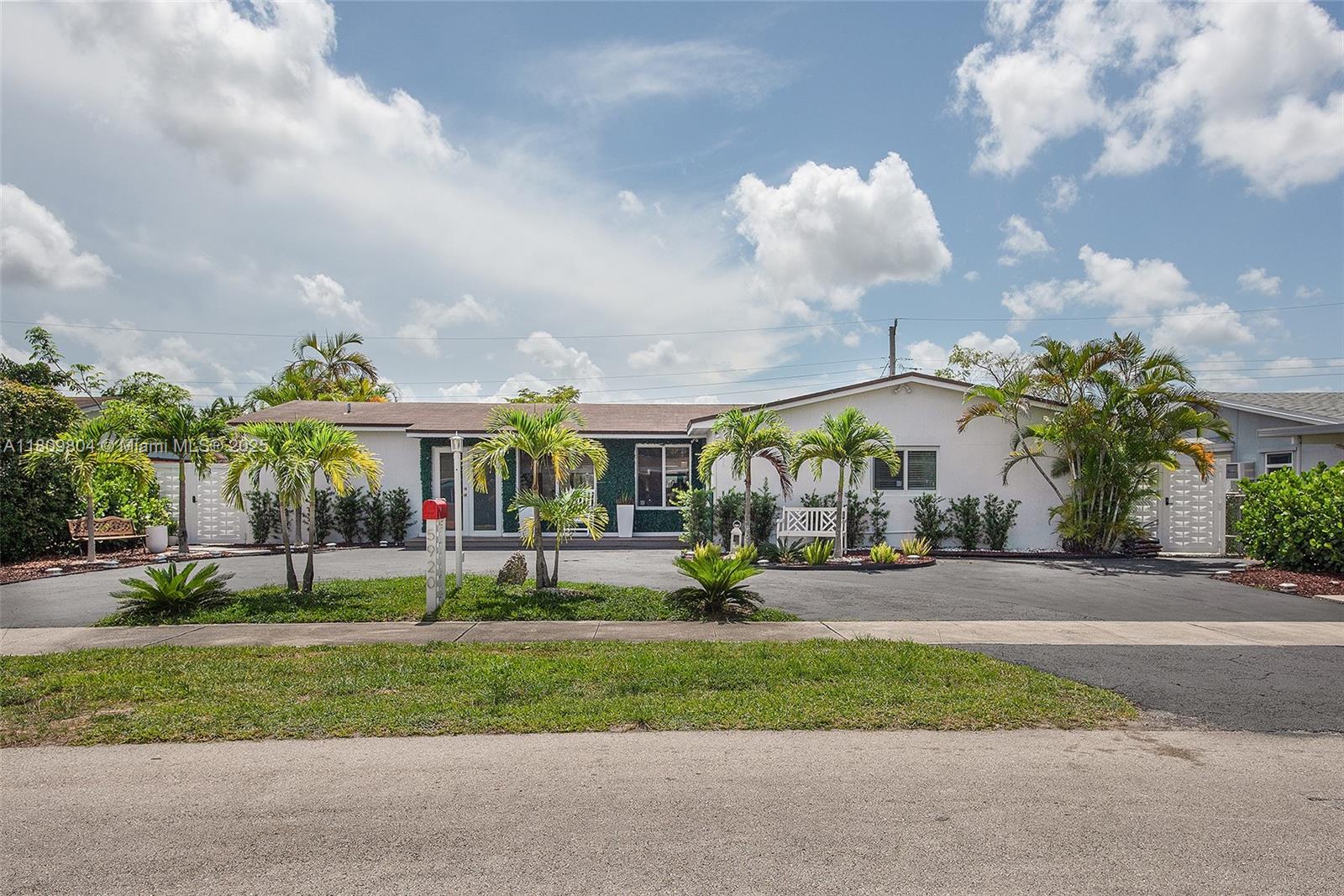 5920 Sw 94th Ave, Miami, Broward County, Florida - 5 Bedrooms  
3 Bathrooms - 