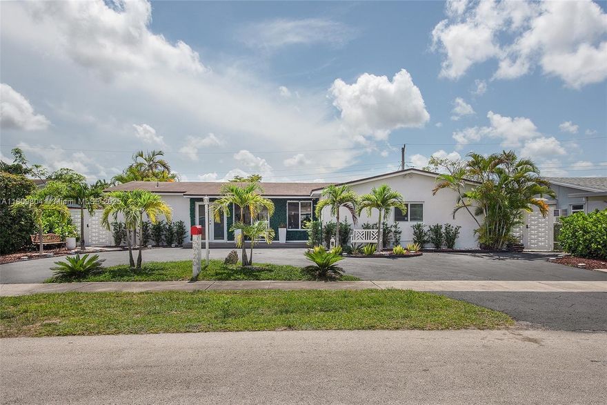 DARLINGTON MANOR, Perfect Opportunity, 5 bedroom 3 bathroom house, pool, plenty of parking, spectacular neighborhood in an area with excellent schools
