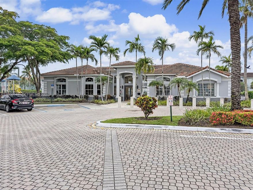 SPACIOUS THREE BEDROOM ON THIRD FLOOR, LAKE VIEW, SLIDING DOORS IN LIVING ROOM., WASHER AND DRYER INSIDE UNIT, GATED COMMUNITY WITH LOTS OF AMENITIES, GREAT LOCATION CLOSE TO SHOPPING MALLS, RESTAURANTS, GOOD SCHOOLS AND HIGHWAYS