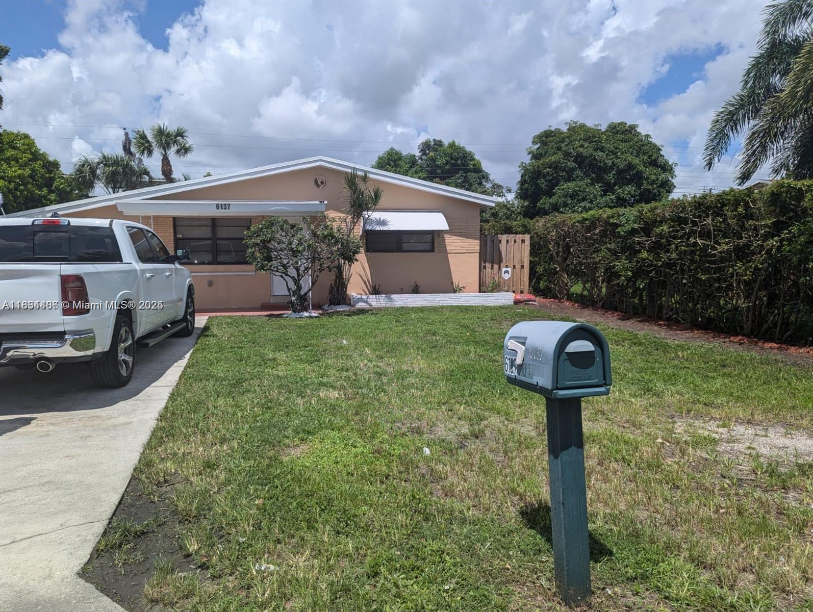 Hurry!!!! opportunity -THIS IS A 2 BEDROOM 1 BATH WITH EXTRA ROOM (3RD BEDROOM)----CARPORT-----SHOWN BY APPT ONLY-----Location, This cozy house has a lot of potential, spaces and green area in the backyard to make a beautiful pool, independent and closed laundry area, the front part of the house has a lot of space you can have several parking spaces, friendly neighborhood.neighborhood.
Showings will begin on July 31st