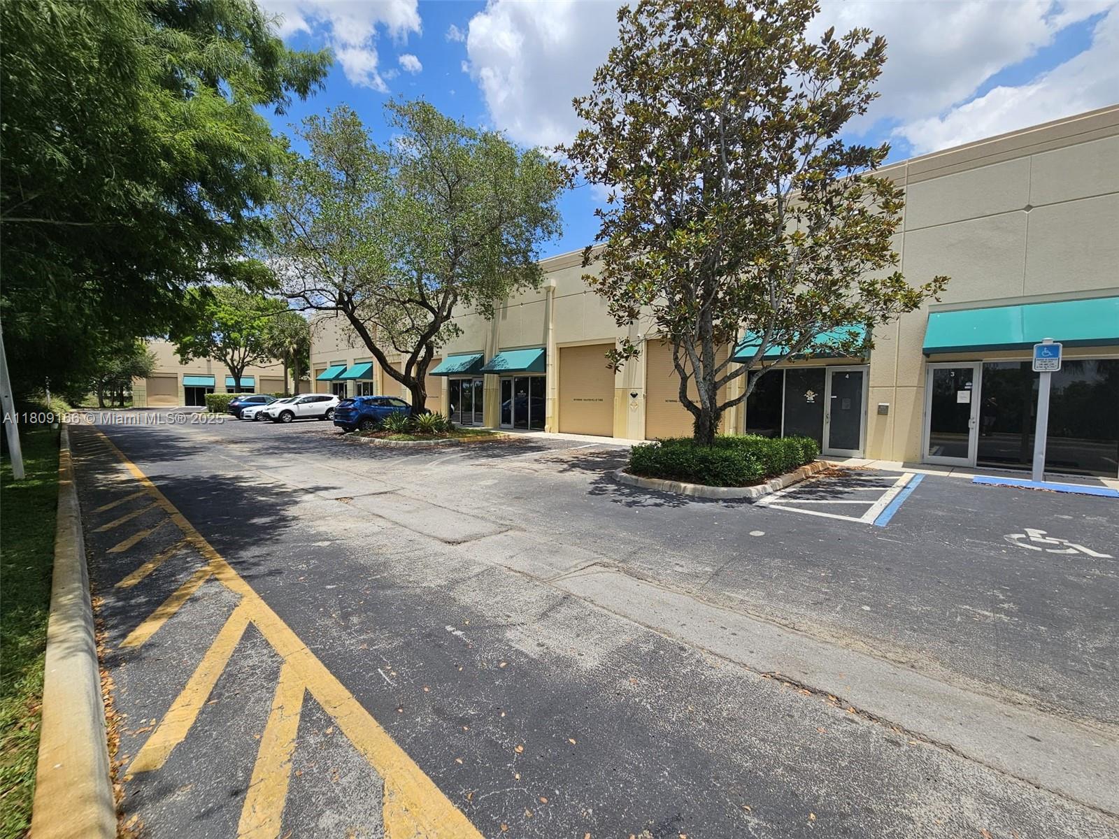 Mixed Office/Warehouse space at Weston Commercial Center. Conveniently located blocks away from major highways 595 and I-75, easy access to Fort Lauderdale and Miami International airports. Available August 1