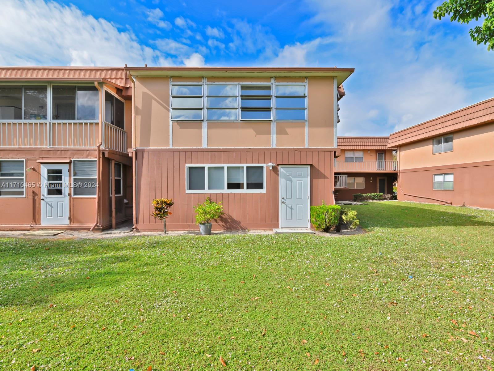 KINGS POINT SAXONY CONDOS - Residential