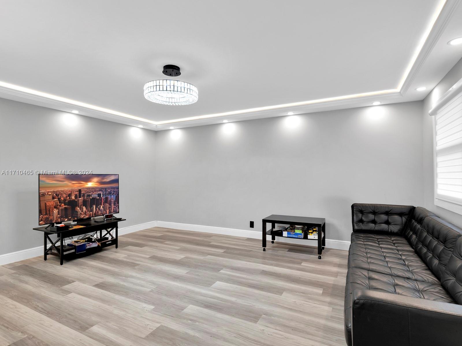 KINGS POINT SAXONY CONDOS - Residential