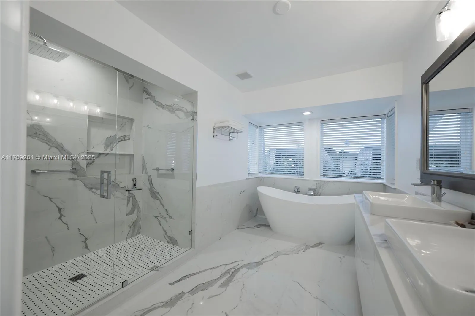 Coral Gables, Florida 33156, United States, 5 Bedrooms Bedrooms, ,4 BathroomsBathrooms,Residential,Active,85452